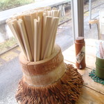 矢野駅食堂 - 竹の箸入れと割り箸