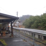 矢野駅食堂 - ホーム、違う角度から