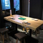 Sushinanao - 1階は、4人テーブルが2卓と、職人さんの手さばきをライブで楽しめるカウンターが7席