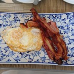 Pan Pacific Hanoi - 目玉焼きとカリカリベーコン