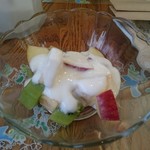 ガストホフ ハイ・ウイング - 朝食：フルーツとヨーグルト