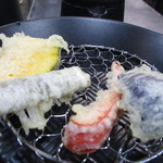 そば くら富 - 天ぷら（1/2カット）茄子・パプリカ・牛蒡・南瓜