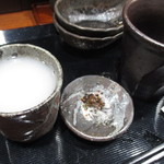 そば くら富 - 蕎麦焼酎の蕎麦湯割りと七味と塩のあて