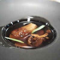 トレフミヤモト - ジビエのコンソメ　天然きのこ　青首鴨の砂肝