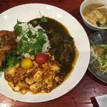 今月のカレーランチ(蝦夷鹿カリーと麻婆豆腐、スパイシー唐揚げ)