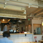 洋食カフェ フライパン - 白で統一された清潔感ある内装