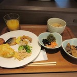 ホテルフォルツァ博多駅博多口 - ビュッフェの中から私は和食中心の朝食の御膳を作ってみました。