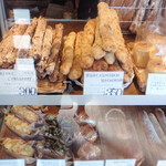 ベーカリー ブレッド ＆ グラス - 魅惑のショーケース（左）です。