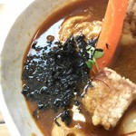 スープカレー トムトムキキル - ばら海苔をトッピングします