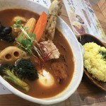 スープカレー トムトムキキル - チキンカレー（1,180円（税別）＋100円）