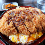 憩の館ほっとinやないづ - 2017.04.10「ソースかつ丼」会津はソースかつ丼だが地域お店によって少し作り方に変化アリ。溶き玉子を敷いた上に揚げたカツをのせオーブンで焼いているようでカツの油が落ちてカリカリ食感が良かった