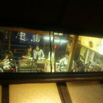 上田温酒場 - 店の奥の鏡に映る店内