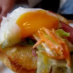 桜珈琲 - イングリッシュマフィンに具を乗せる