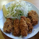 にしざわ食堂 - 縦に7~8cmほどのカキフライ５つ
