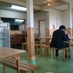 にしざわ食堂 - 店内座敷が減り、テーブル席が増えました