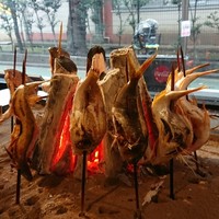 海鮮原始焼 ろば炭魚 赤羽本店 - 1階でお魚を焼いている様子