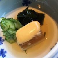 横浜なだ万 - タイの煮こごり、ワカメときゅうりの酢の物