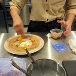 NAKATSUKA - カウンター前の女性パティシエ