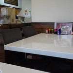 幸めん - テーブル席