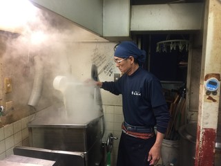 Hakata Ra-Men Shibaraku - 継ぎ足し継ぎ足しでスープを作ります。ここがマニュアルのない経験と勘の見せ所であり、味の決め手になります。