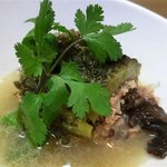 ロムアロイ - 【要予約】「ゲーンチュー　マラ　ヤッサイ（ゴーヤの肉詰め　スープ仕立て）」：ゴーヤの苦味が薄れ、コクのあるスープは絶品♪