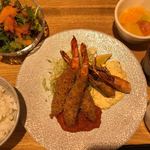 Marunouchi Tanita Shokudou - エビフライ 自家製タルタルと野菜ソース 1250円。