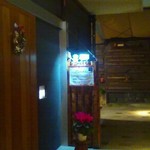 かふぇ おか がれーじ - リースの付いた左側が入口､突き当りがテラス席とガレージに繋がってます