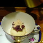 かふぇ おか がれーじ - ①ハーゲンダッツのアイスクリームに小豆と和三盆を振りかける所