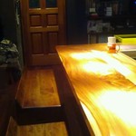 かふぇ おか がれーじ - おじゃましまーす♡
      木目調でオシャレな店内です。
      正面に見えるのは化粧室何ですがとてもユニークなんです♡（笑）是非入って体験してみて下さい（笑）