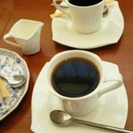 cafe de un - ｺﾛﾝﾋﾞｱ(青)　472円　ﾊｳｽｺｰﾋｰ(白)　472円
