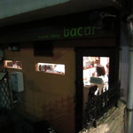 レストラン バカール - 内なる活気がこぼれる簡素な外観