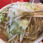 ラーメン 骨々亭 - まずは野菜の山を攻略