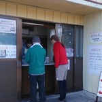 持ち帰り購入する同行者。