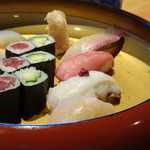 寿司・割烹 虎勝 - ＊帆立・タコ・マグロ（中トロより）・カンパチ。 このお値段ですのでネタは薄めだそうですが、美味しいと。 巻物もキレイですね。