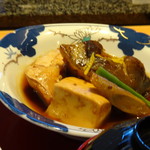 寿司・割烹 虎勝 - ＊あら炊きは甘辛いお味付で、カンパチだけでなく「お豆腐」「ごぼう」にまでお味が良く浸みていて美味しい。