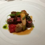 LE SELLE D’AGNEAU] 　ニュージーランド産　仔羊鞍下肉のロースト　 　初秋の野菜とブラックオリーブのコンディモンを添えて