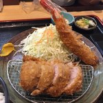 Tonkatsu Katsutei - 見た目で柔らかそうなヒレ肉。中もほんのり赤く火入れも絶妙な感じ。ピンクソルト、粗塩、ヒレカツ用ソース、とんかつソースに辛口ウスターソースと調味料も豊富。人気店にありがちな押し付け感無いのもヨシ！！！
                        