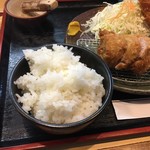 とんかつ勝亭 - 母親と行ったので、ごはん半分食べてくれと白米大盛りに。忌中で挨拶まわりしてる時の昼食だったんです。
            体重目標達成からのこの事態でした。
            
            
            