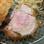 Tonkatsu Katsutei - 素晴らしい！！！
                        
                        ヒレなのに肉汁じゅわぁぁぁ・・・
                        
                        評価高いのわかるね。
                        
                        って、肝心の味はどれどれ・・・
                        
                        
                        