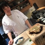 はらまさ - 甲羅を焼く、真剣な表情の親方