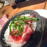 ノワ・ド・ココ - ローストビーフを石焼ご飯の上に乗せて。
      （2017/6月訪問時）