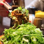 Hiroshima Okonomiyaki Teppanyaki Kurahashi - 「肉玉（そば）」にネギトッピング