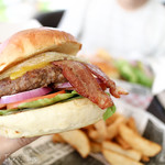 Bougainvilla Pool Bar - 「ニッコークラブハウスバーガー」$15