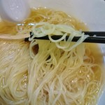 食感も素晴らしい極細麺！