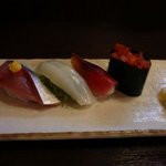 酒彩 花凪 - 左から、さば、いか、みょうが、トマトの寿司