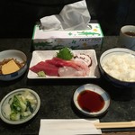 魚盛 - ★本日のランチ 刺身（ひらめ・まぐろ・たこ・あまえび）（850円）★何か足りない？