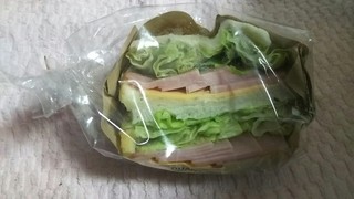 ベーカリーパンゴー - 新鮮野菜とハムチーズサンドイッチ