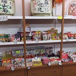 沼野酒店 - おつまみは駄菓子系と缶詰