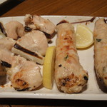 鳥げん - 左ささみ＆右つくね。自分の好みで「塩」です。