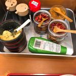 麺処 綿谷 - 薬味コーナー、おろし生姜とおろし生ワサビ、2種類の一味唐辛子です。（2017.11 byジプシーくん）